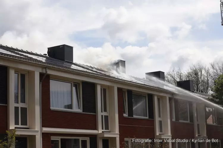 Brand op dak met zonnepanelen in Haarlem