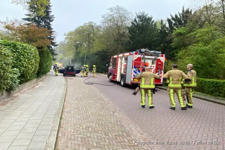 Auto in brand in Santpoort-Noord