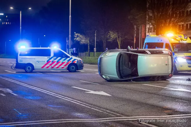 Auto op z`n kant bij ongeluk in Haarlem