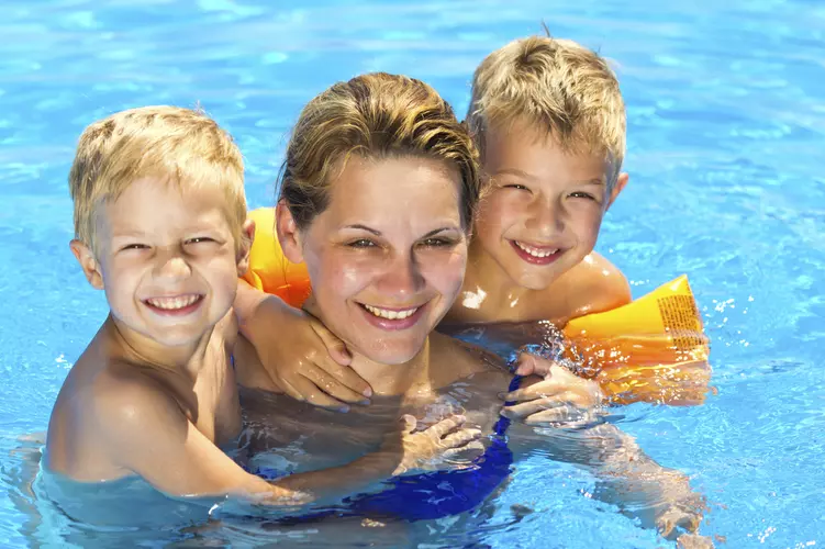 Het leukste Moederdagcadeau, samen waterpret tijdens het vrijzwemmen in het  zwembad.