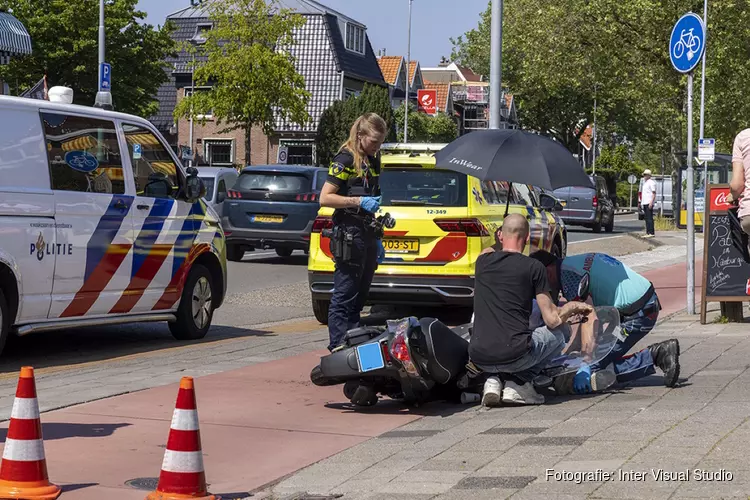 Scooterrijder aangereden door busje op Rijksstraatweg