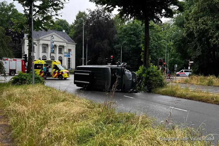 Bestelbus op zijn kant in Haarlem