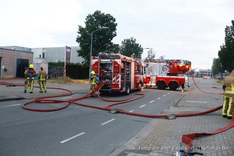 Felle brand bij bedrijf in Haarlem snel onder controle