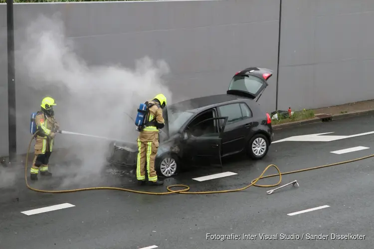 Auto vliegt tijdens het rijden in brand