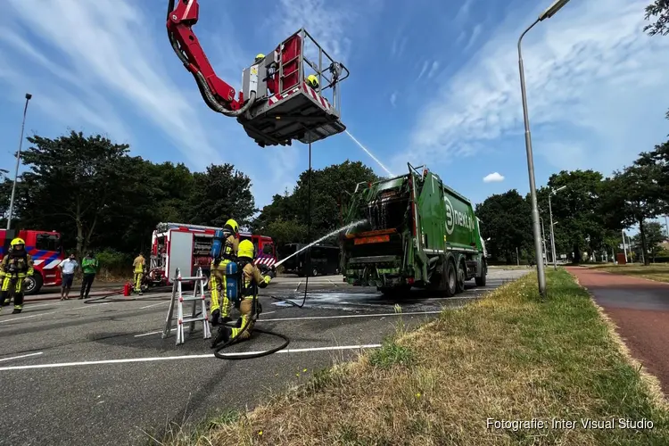 Vuilniswagen dreigt in brand te vliegen in Velsen-Zuid