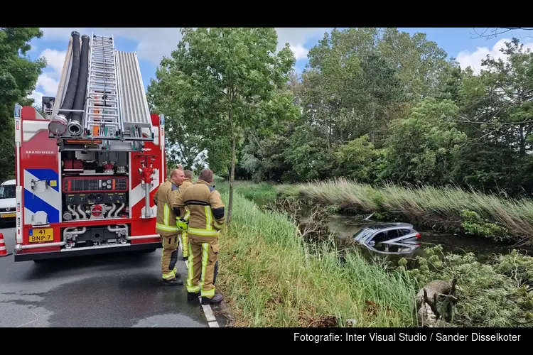 Auto te water gereden in Heemskerk, bestuurder naar ziekenhuis