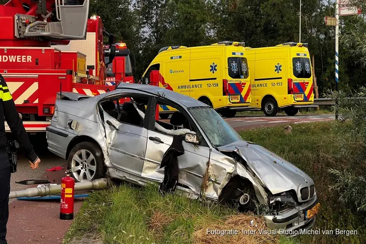 Auto crasht in Velserbroek, bestuurder uit voertuig geslingerd