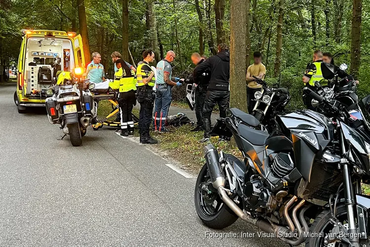 Motorrijder mist bocht en schiet tegen hekwerk in Aerdenhout
