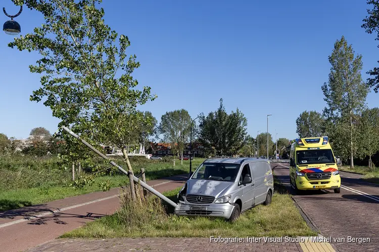 Busje raakt van de weg en rijdt lantaarnpaal omver in Haarlem