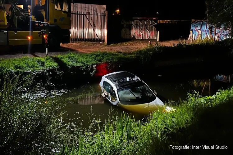 Auto rolt te water na vergeten handrem