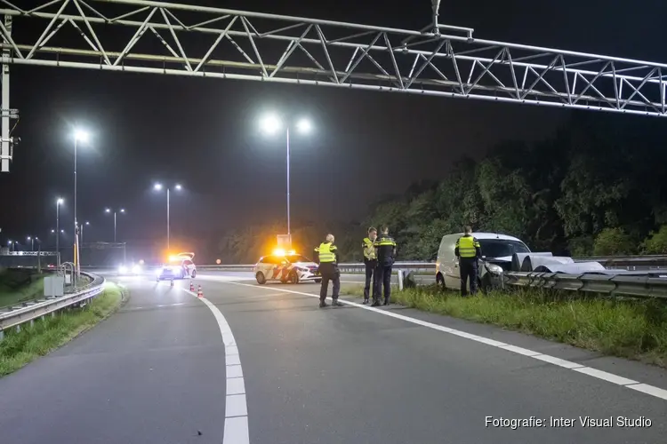 Verlaten bestelbus tegen vangrail langs A22