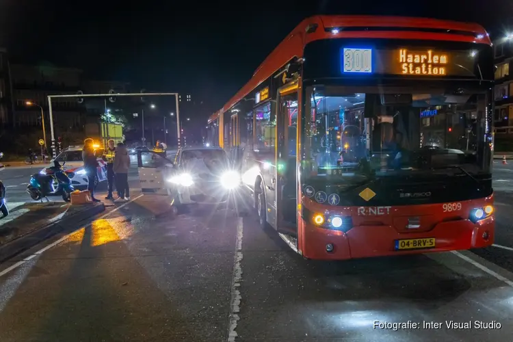 Ongeluk tussen auto en bus in Haarlem