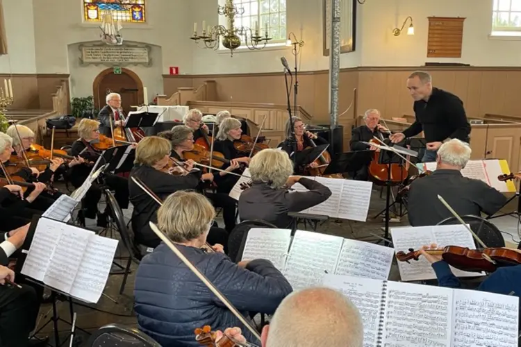Strijkorkest Kennemer Consort speelt romantisch programma in Doopsgezinde kerk Haarlem