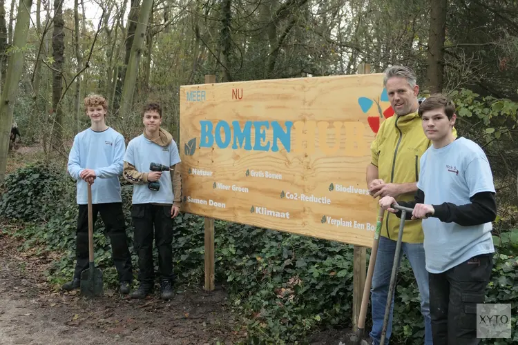 Skills VMBO plaatst bord voor Meer Bomen Nu