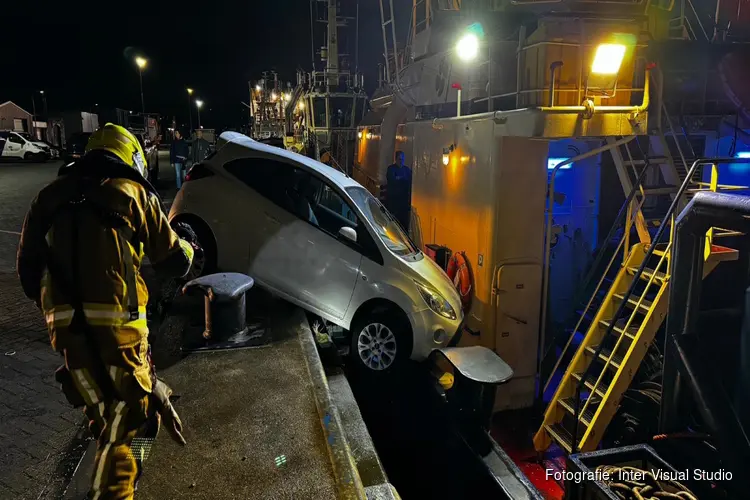 Handrem vergeten, auto bijna te water op kade in IJmuiden