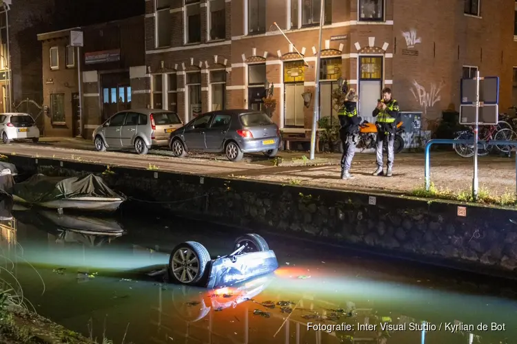 Auto ondersteboven te water in Haarlem