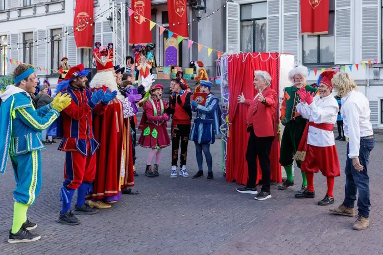 Vier royaal de verjaardag van de Sint in de schouwburg