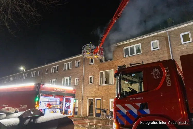 Flinke brand in woning Jan Gijzenkade in Haarlem, hulpdiensten uren bezig