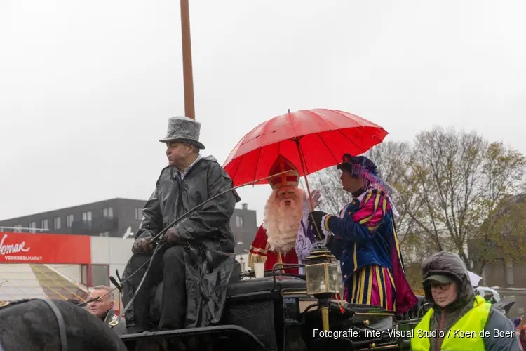 Sinterklaas gearriveerd in kletsnat IJmuiden