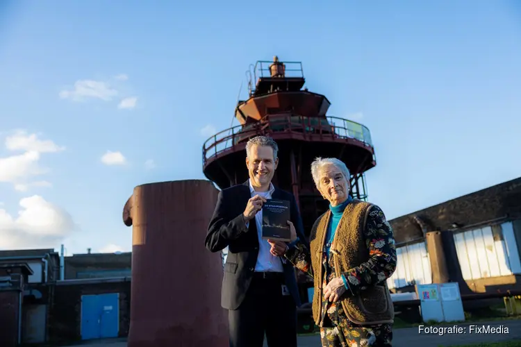 Eerste exemplaar 'De Staalwoestijn' uitgereikt in Hoogovensmuseum