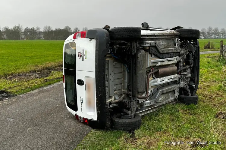 Bestelbus op zijn kant in Velserbroek