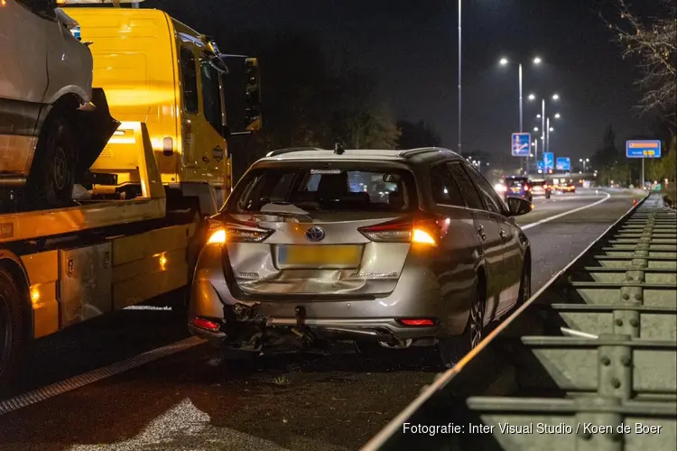 Bestelbus rijdt tegen achterkant auto op N208