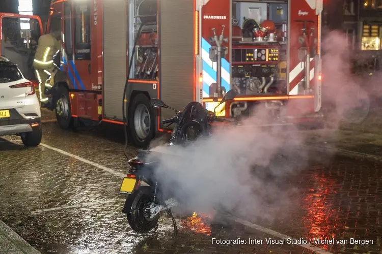Accu van scooter vliegt in brand in Haarlem