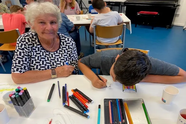 Tafelteken verbindt schoolkinderen met ouderen in zorginstellingen