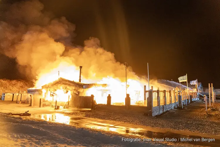 Grote brand verwoest strandtent Beach Inn IJmuiden