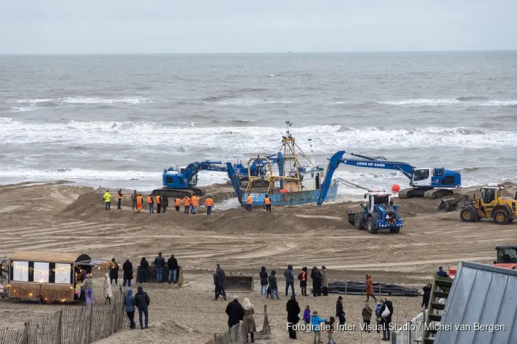 Gestrande kotter stand Zandvoort losgetrokken en de zee op