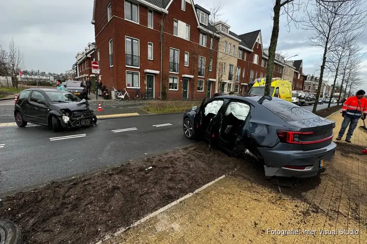 Achteras auto breekt af door aanrijding in Haarlem