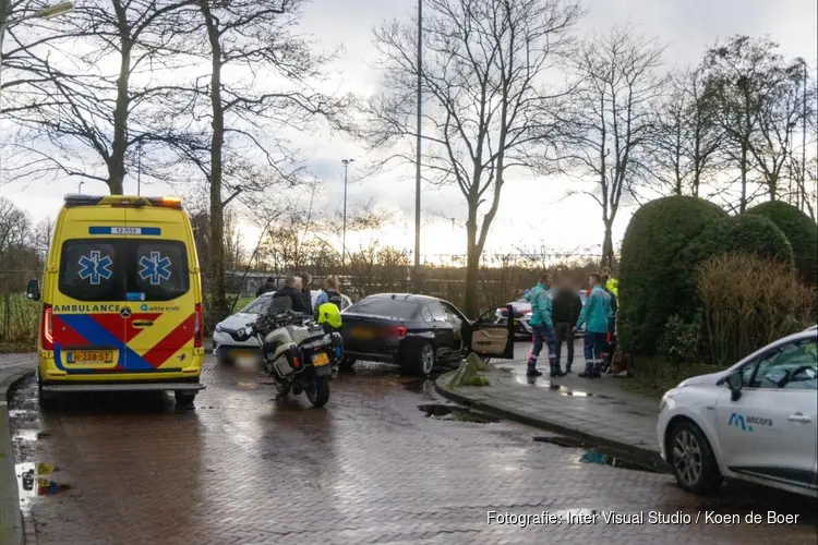 Twee auto's tegen elkaar in Driehuis