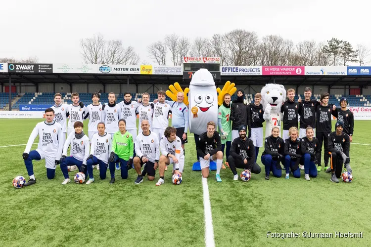 Traditionele schaak-voetbalwedstrijd waar doelpuntenfestijn