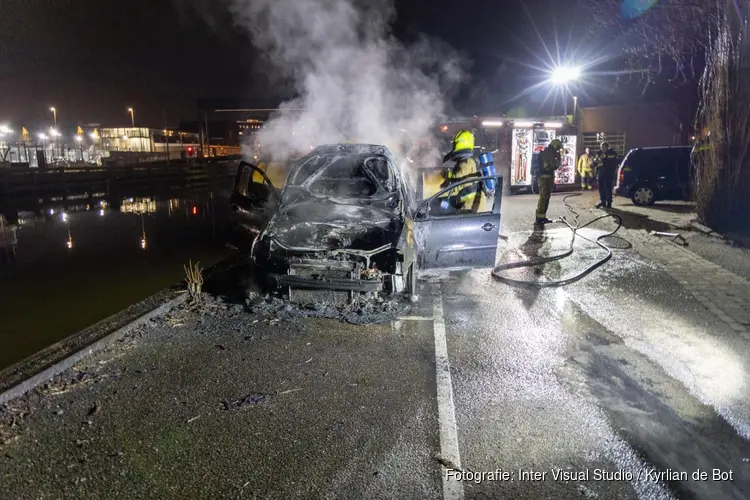 Auto in brand langs Hendrik Figeeweg in Haarlem