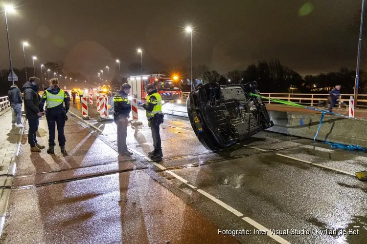 Auto op zijn kant bij eenzijdig ongeval in Haarlem