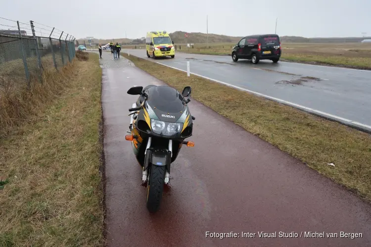 Olie op de weg, motorrijder komt ten val