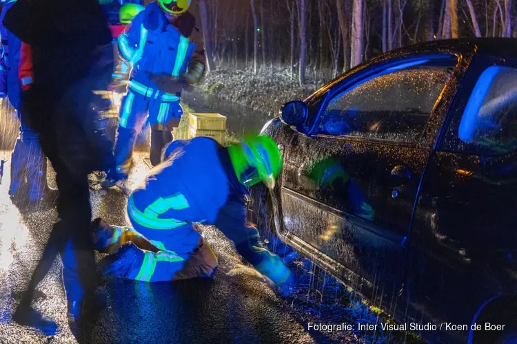 Brandweerlieden helpen bij "bijna" te water geraakte auto