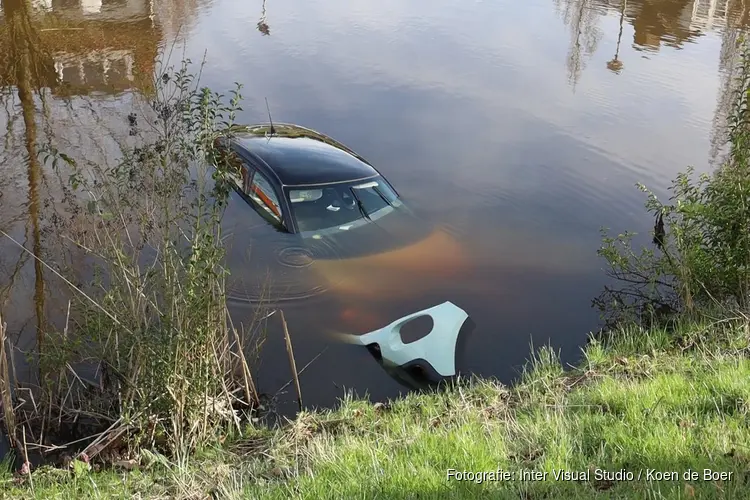 Auto de Leidsevaart ingereden in Vogelenzang