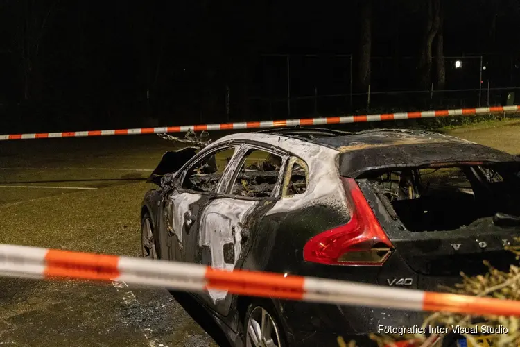 Auto in brand op parkeerplaats tennisvereniging Bennebroek