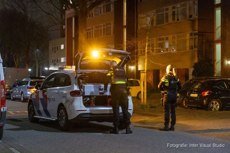 Politie met kogelwerende vesten in straat in Haarlem