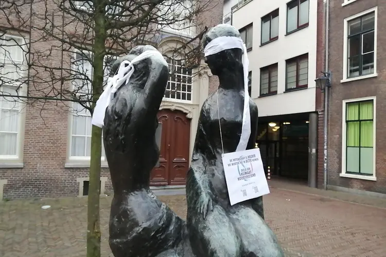 Wetenschappers blinddoeken standbeelden in Haarlem