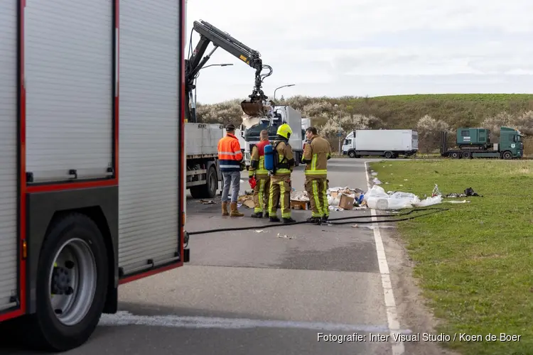 Vuilniswagen dumpt afval met smeulende lading