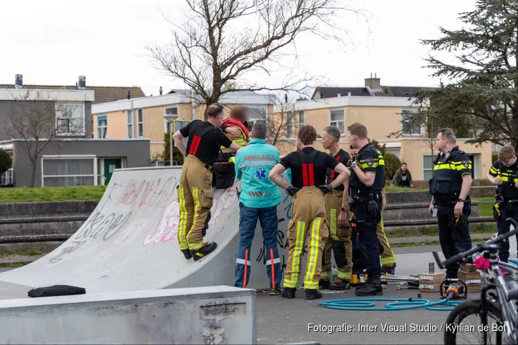 Meisje vast met vingers op skatebaan