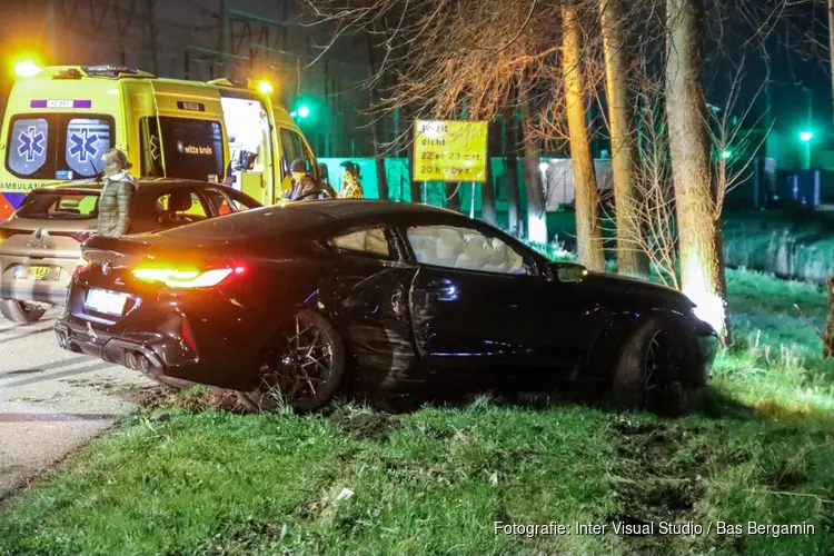 Auto tegen boom gereden bij Beverwijk