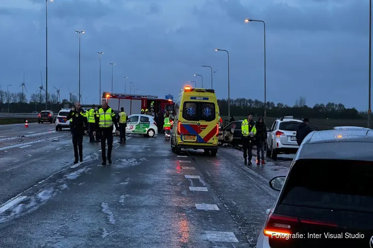 Groot ongeval op A4 bij Nieuw-Vennep: zestien voertuigen betrokken