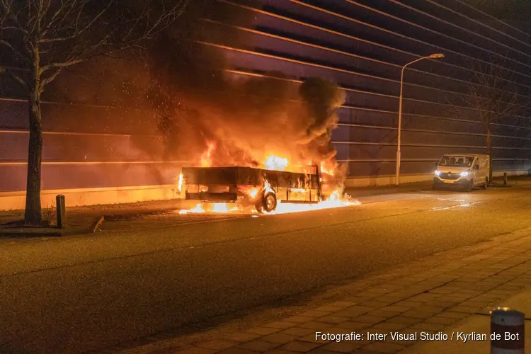 Bakwagen gaat in vlammen op tijdens nachtelijke autobrand in Haarlem