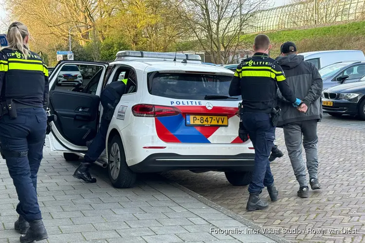 Man slapend aangehouden na minstens 14 auto-inbraken in Haarlem en Aerdenhout