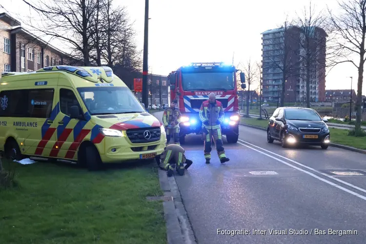 Ambulance raakt vast in berm in Beverwijk