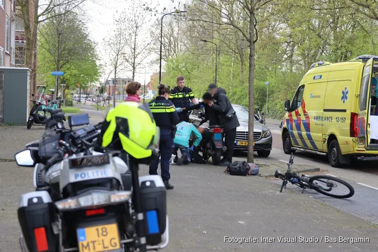 Aanrijding tussen scooter en auto; mes en scooter in beslag genomen