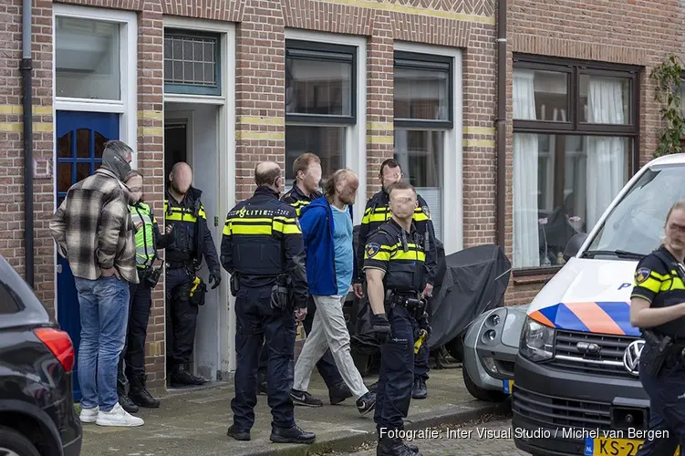 Verwarde man na paar uur veilig uit raam naar beneden geklommen in Haarlem